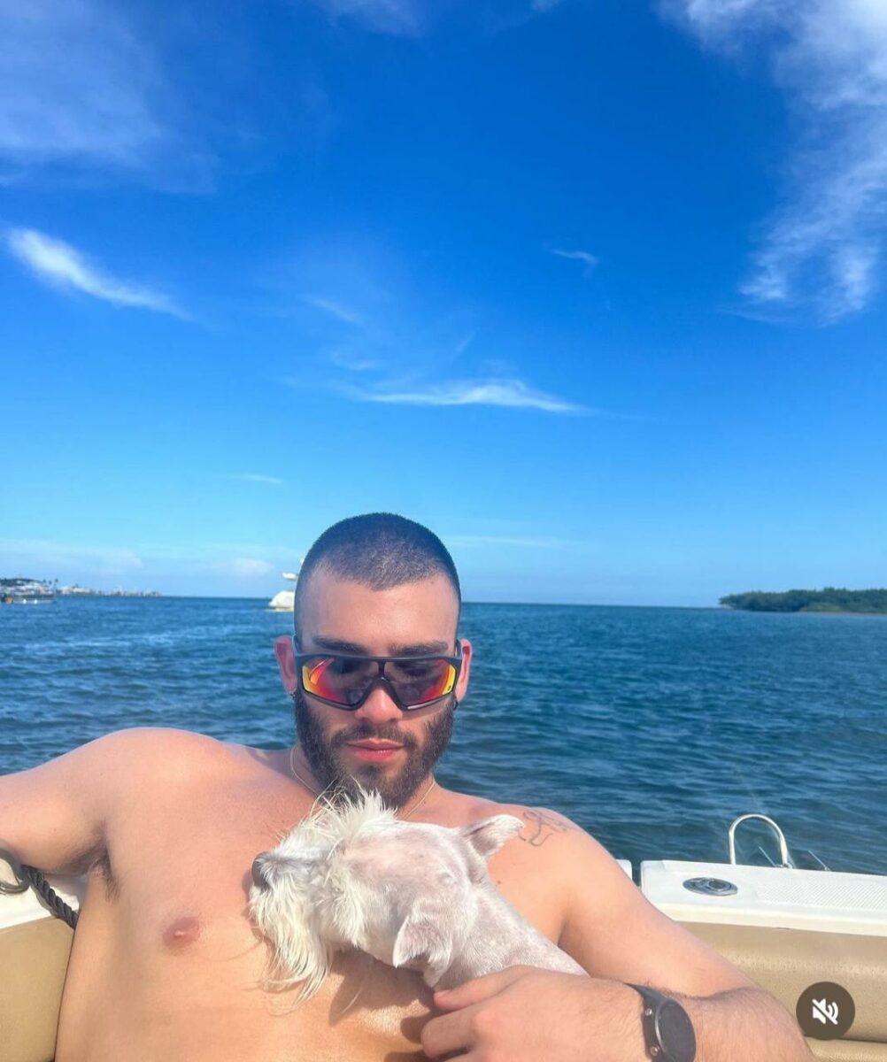 cantante con un perrito en el mar