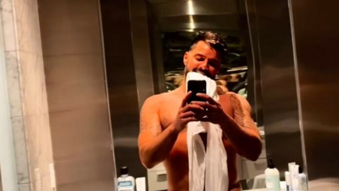 Ricky Martin video sin ropa desnudo en baño ropa interior