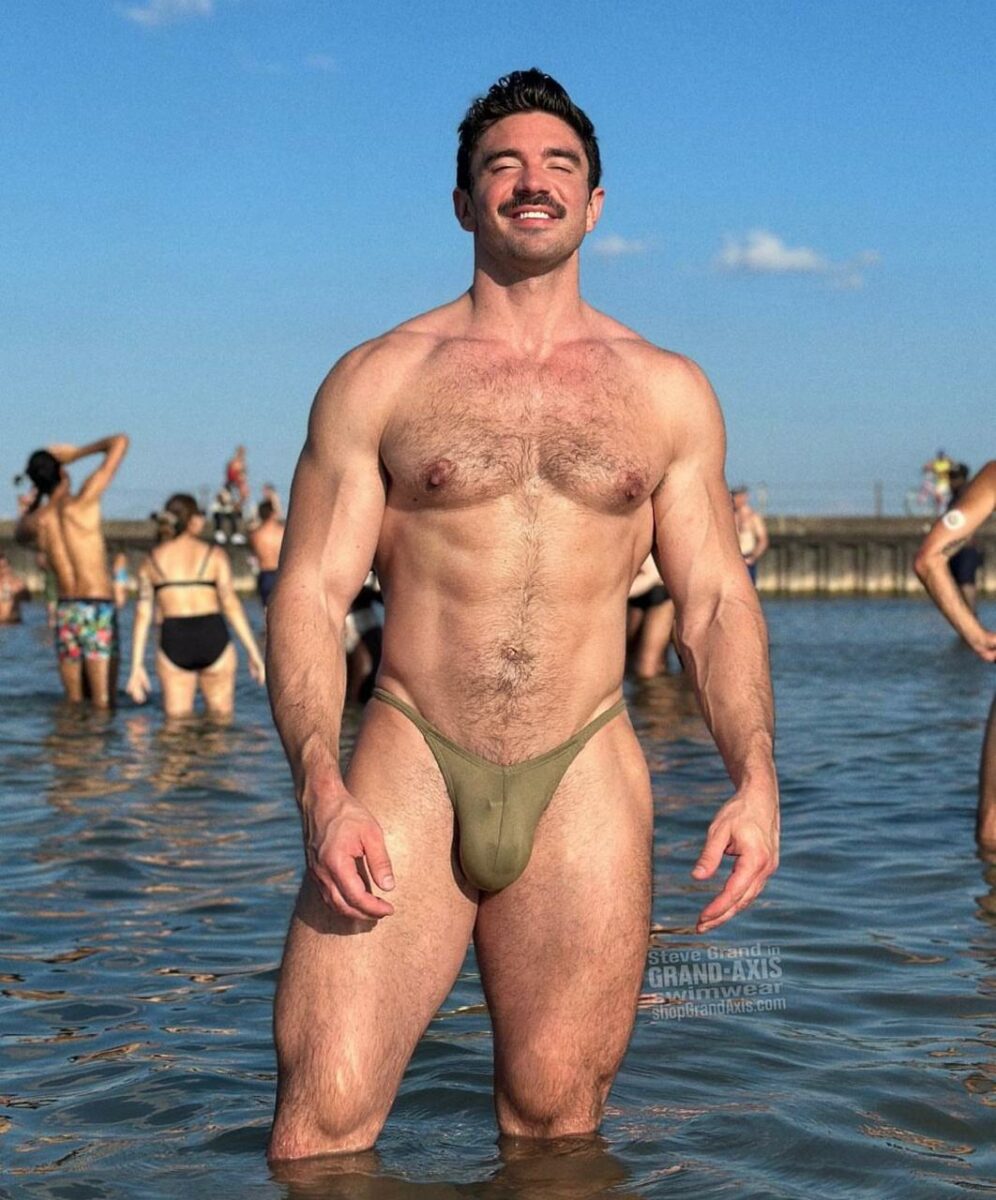 Steve Grand cantante en traje de baño bikini tanga