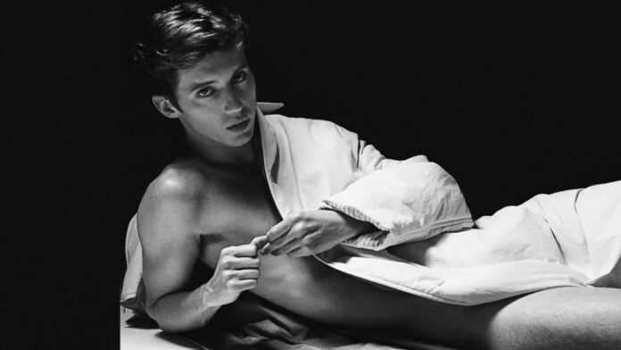 Troye Sivan actor cantante sin playera en cama foto explícita something to give each other portada disco