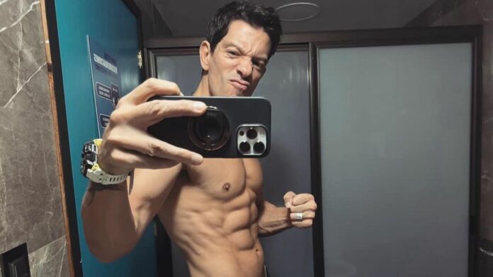 yahir-foto-sin-playera-actor-cantante-tanga Yahir fotos sin playera tanga actor cantante selfie