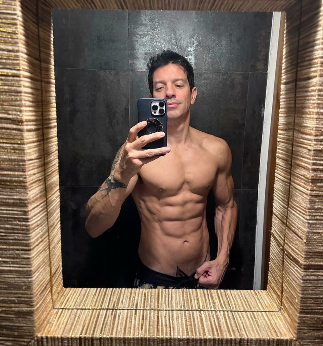 Yahir fotos sin playera cantante mexicano