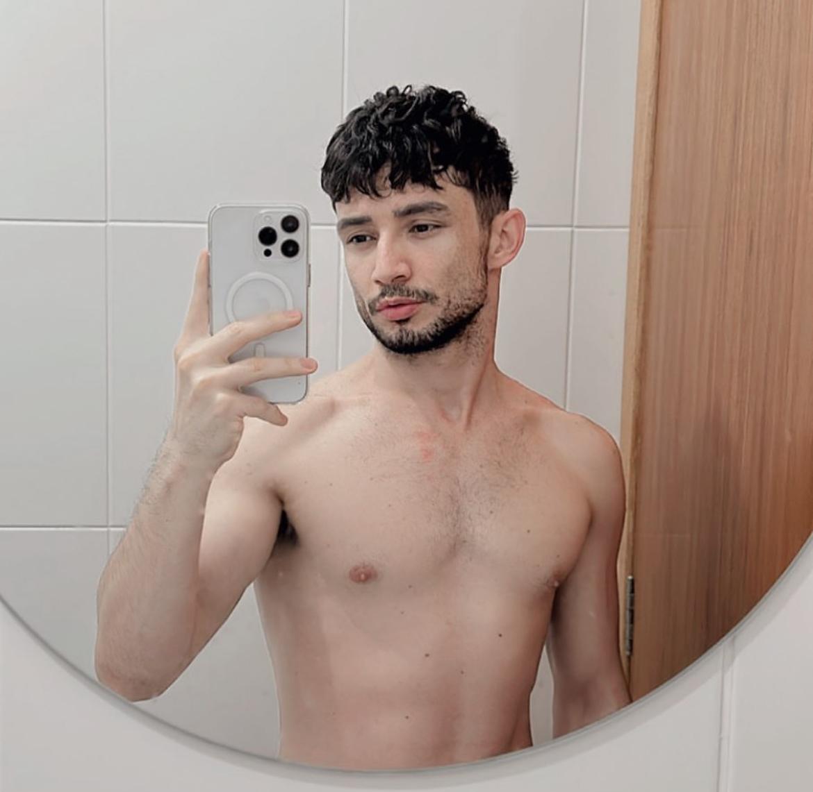 Felipinho Sousa actor de porno gay brasileño selfie espejo fotos