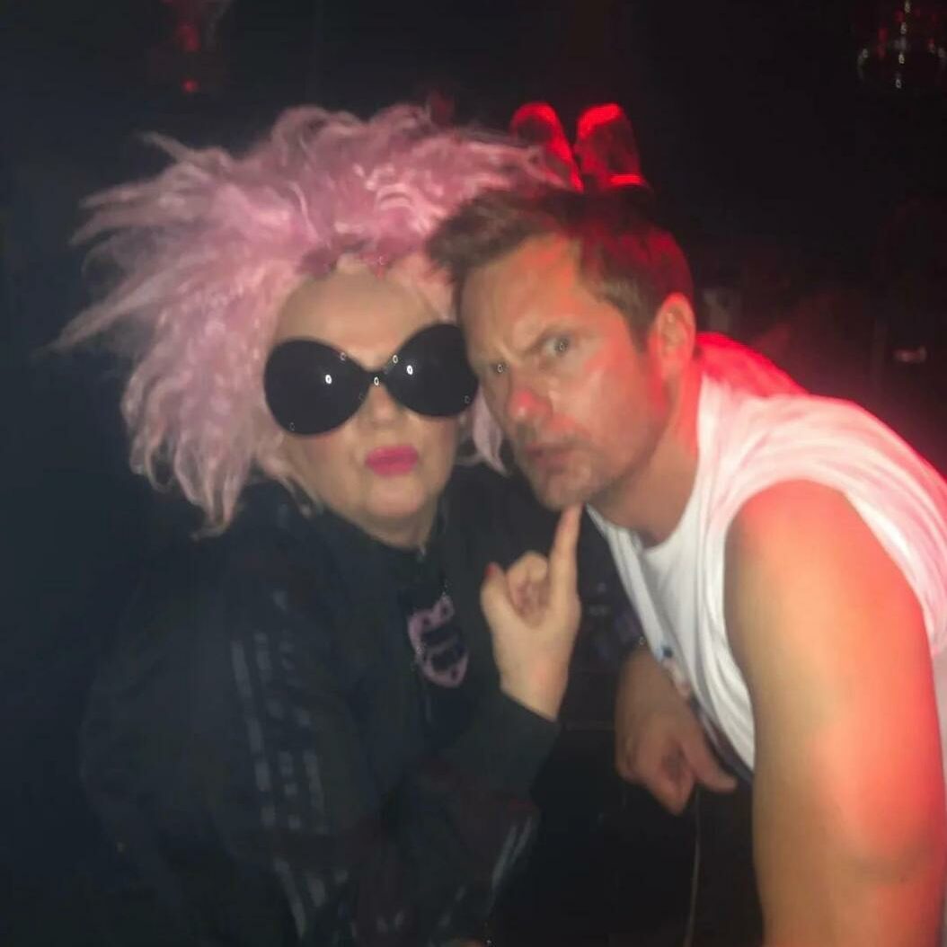 Alexander Skarsgård club gay besando chicos