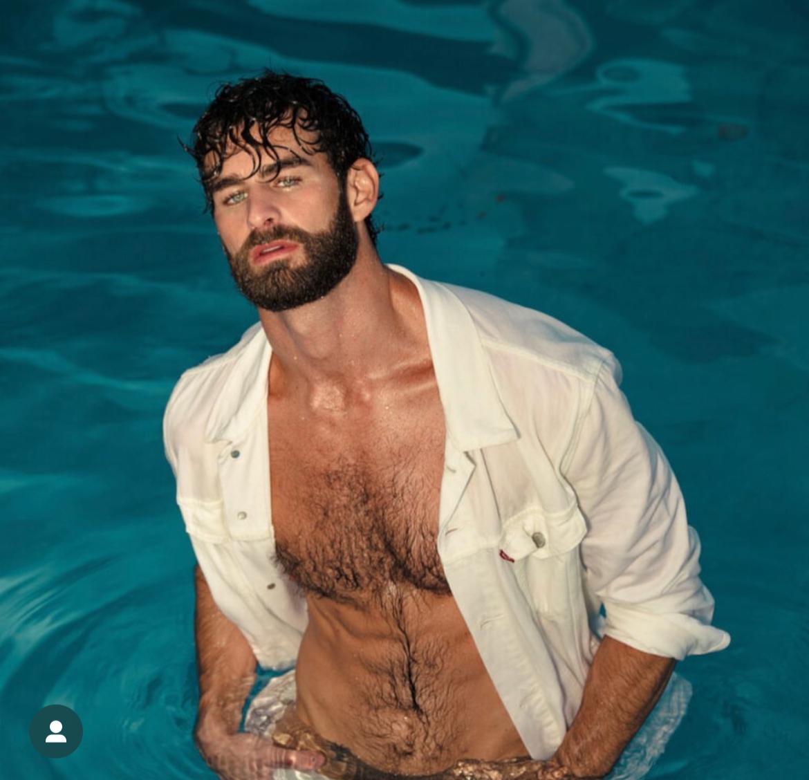 Chris Salvatore mojado en alberca