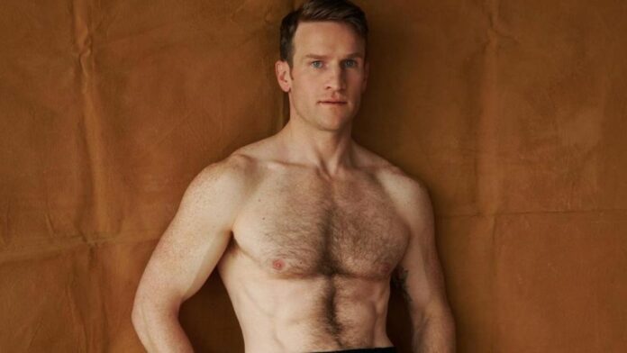 Claybourne elder actor gay personaje john adams the gilded age la edad dorada sexualidad pareja