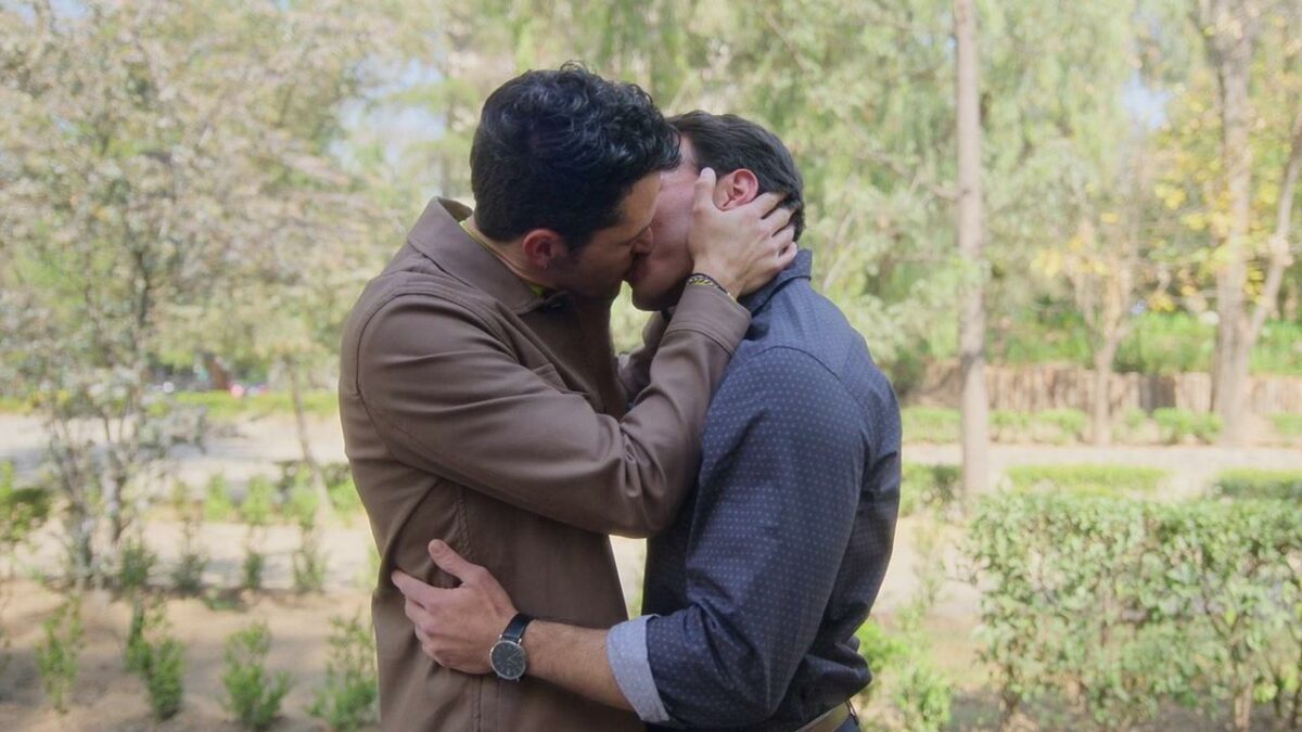 Martín Barba beso gay