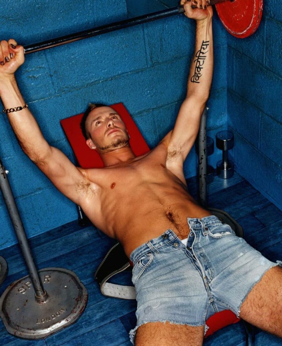 deportista pecho barra