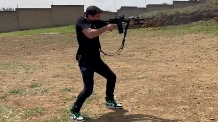 eduardo verástegui foto video amenaza muerte rifle semiautomático fusil de asalto personas lgbt twitter x