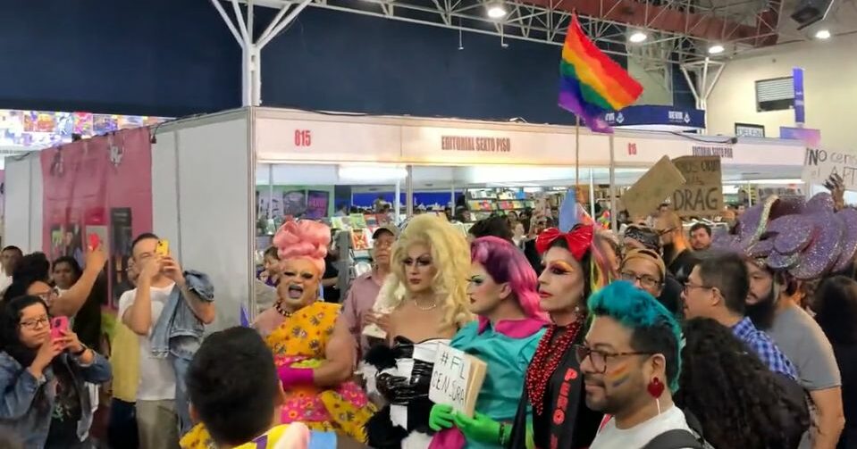 Colectvo Percha protesta en FIL Monterrey 2023 drag 