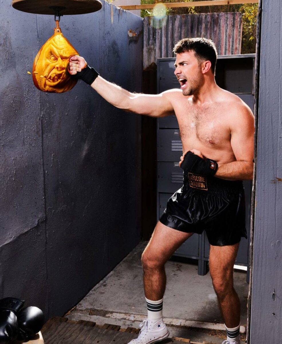 actor dando un golpe a pera de box