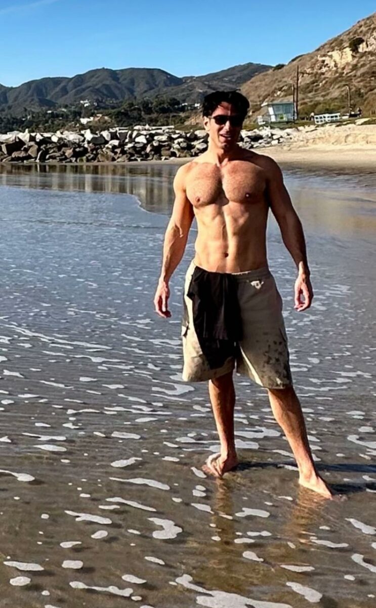 Jwan Yosef en la playa sin playera 