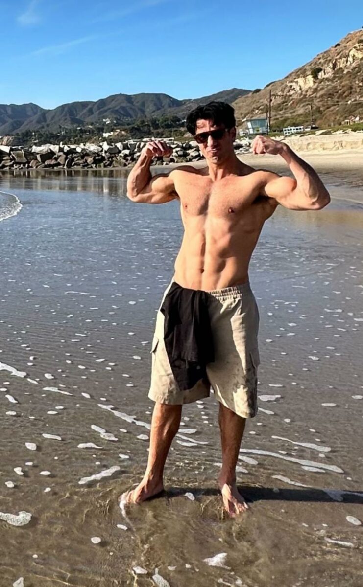 Jwan Yosef pintor en la playa sin playera 2023