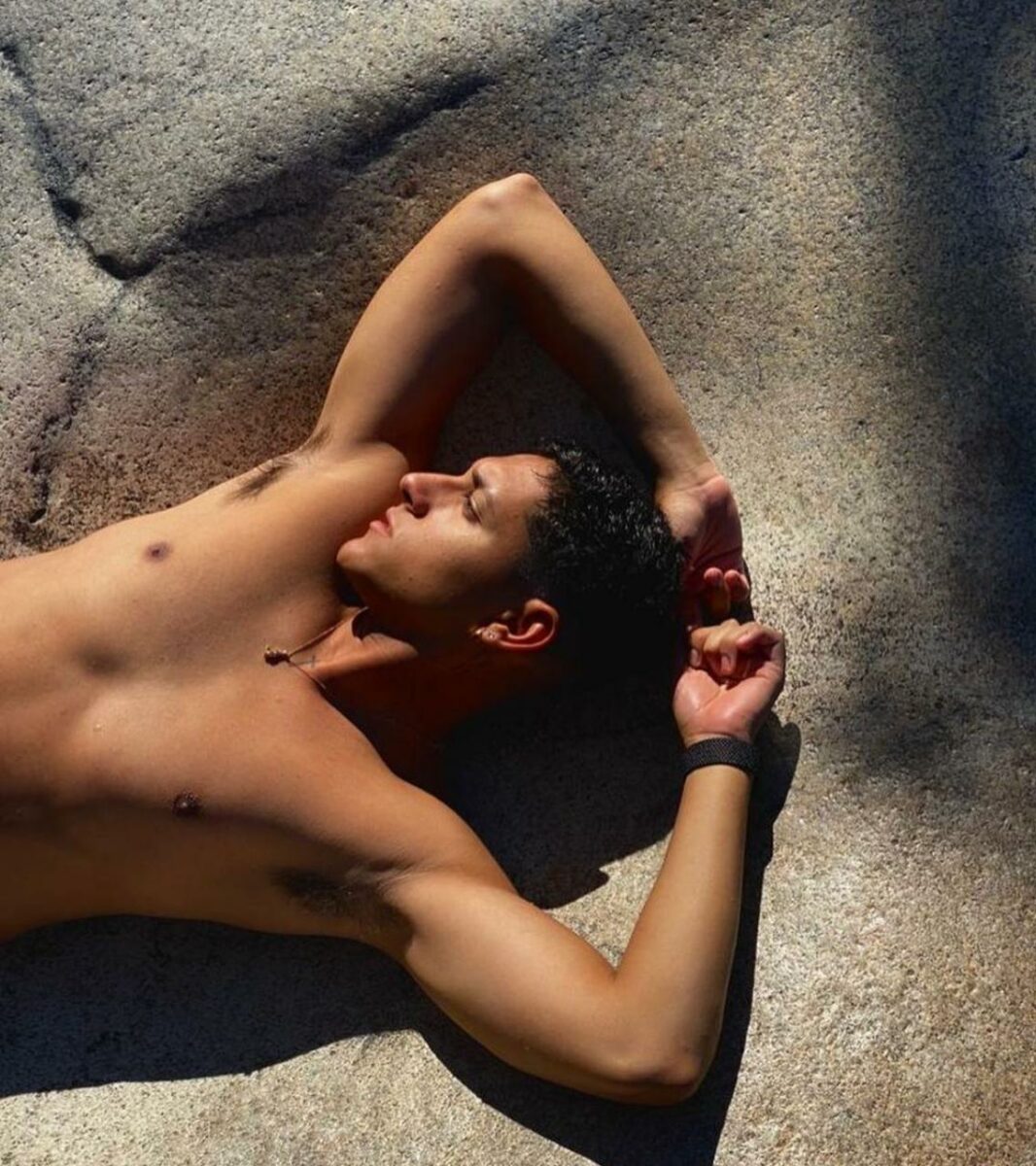 La cruz cantante gay de reguetón sin playera