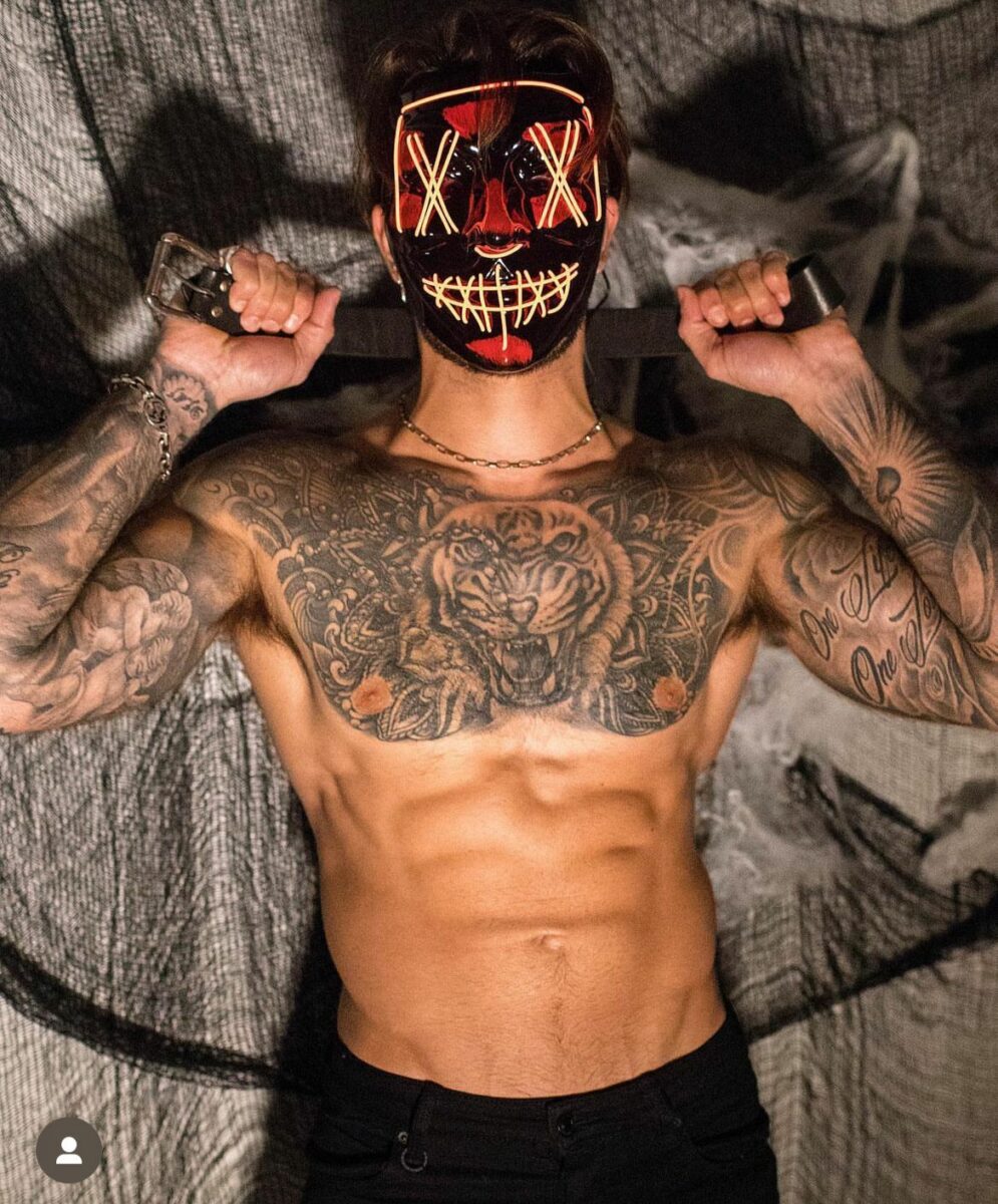 Maskefilia hombre sin playera con máscara