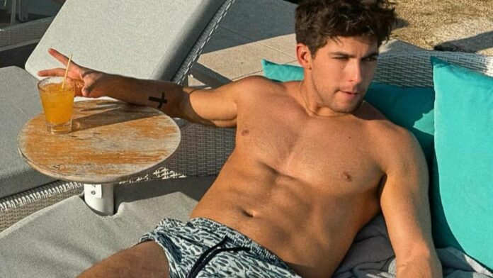 mauricio-garza-actor-playa-sin-playera-riviera-maya Mauricio Garza actor fotos en la regadera desnudo sin ropa en la playa riviera maya