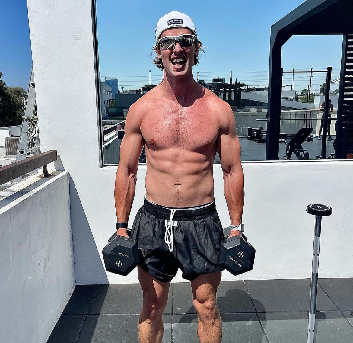 Patrick Schwarzenegger sin playera