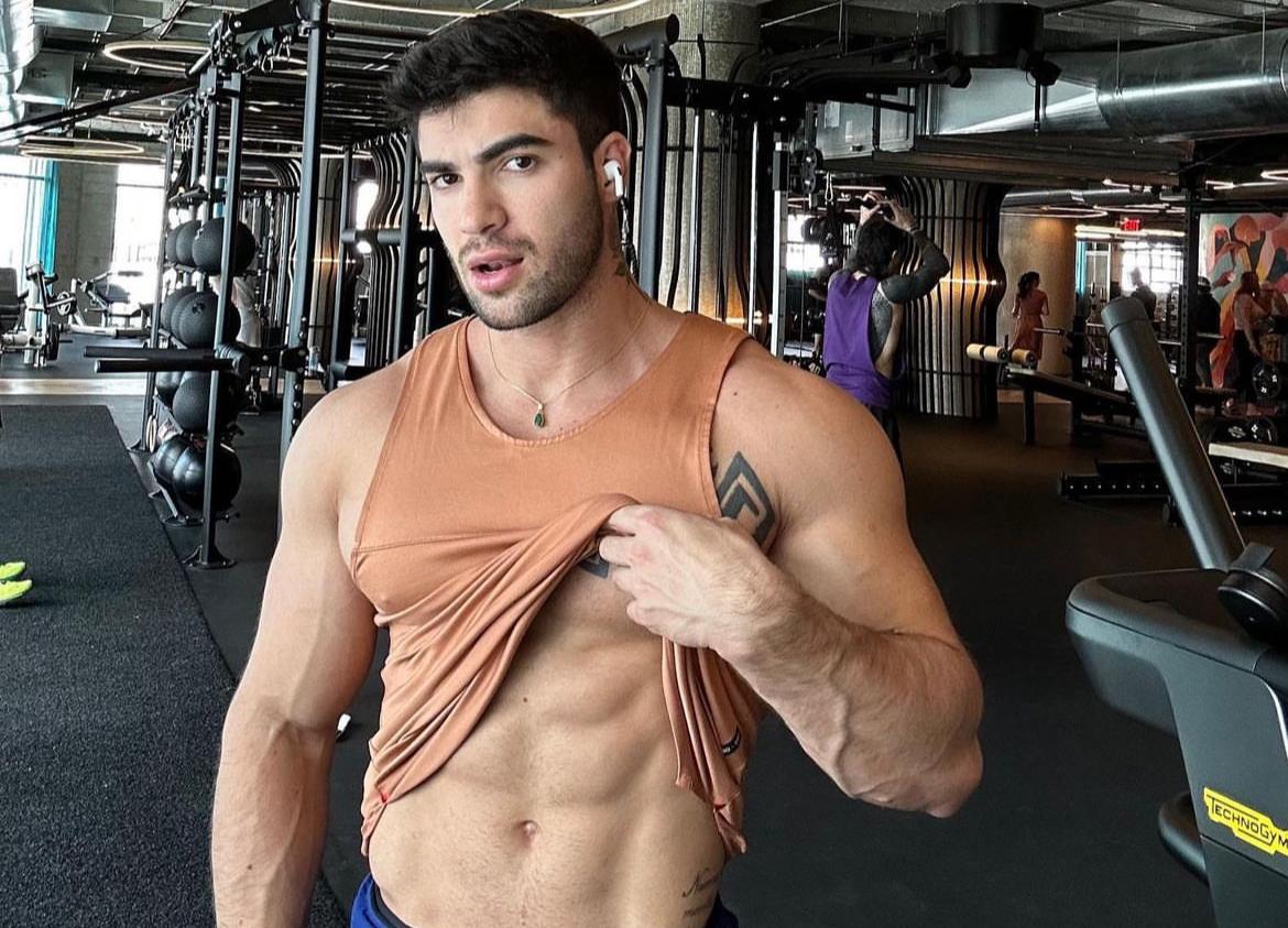 Por qué te excitas pones horny después de hacer ejercicio gay chico en gym