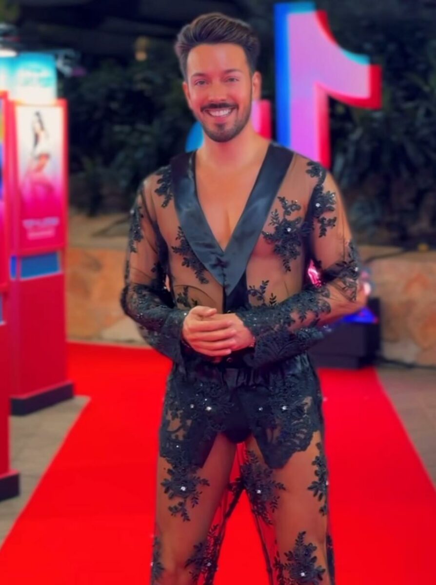 conductor mexicano en traje transparente