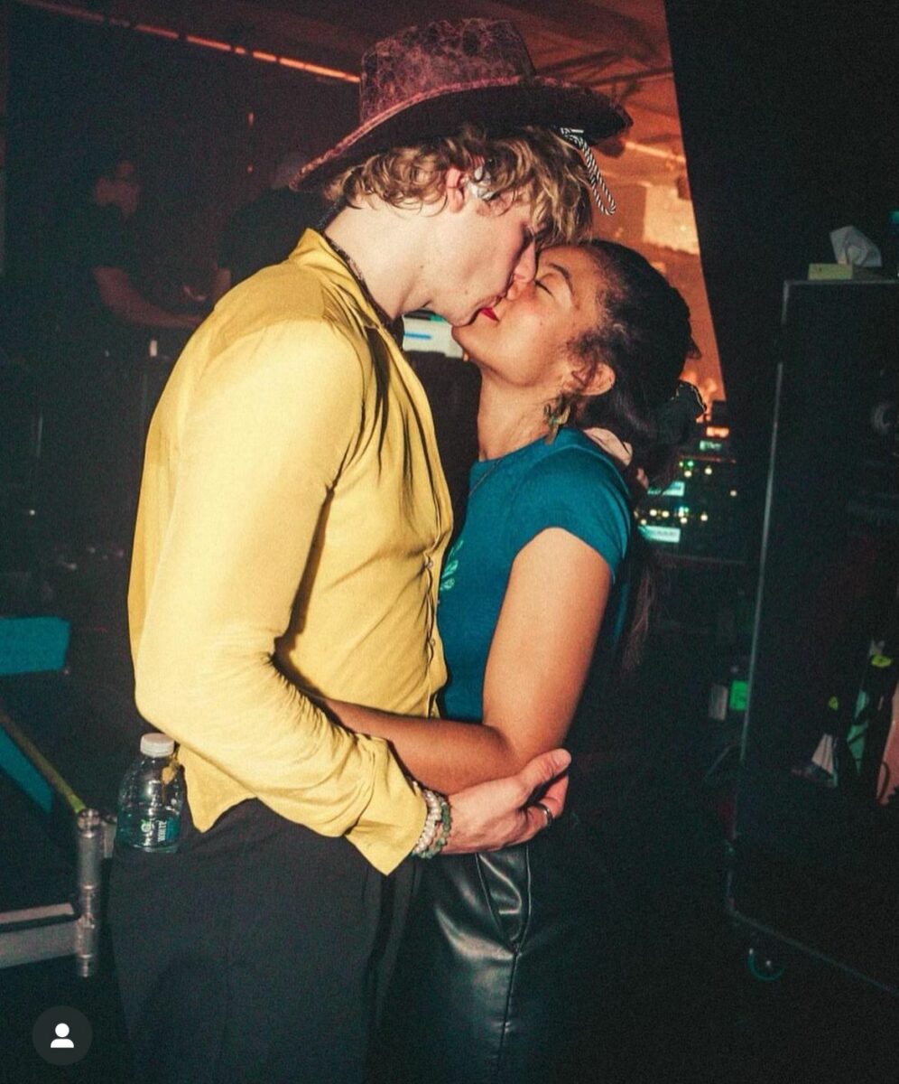 Jaz Sinclair pareja beso Ross Lynch