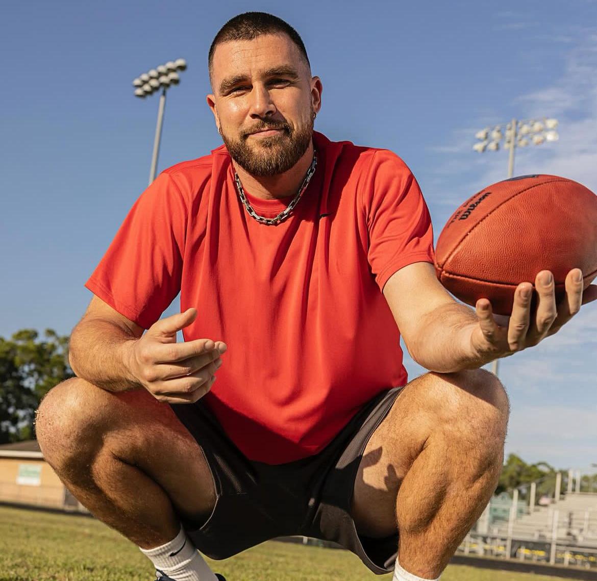 Travis Kelce futbolista en campo