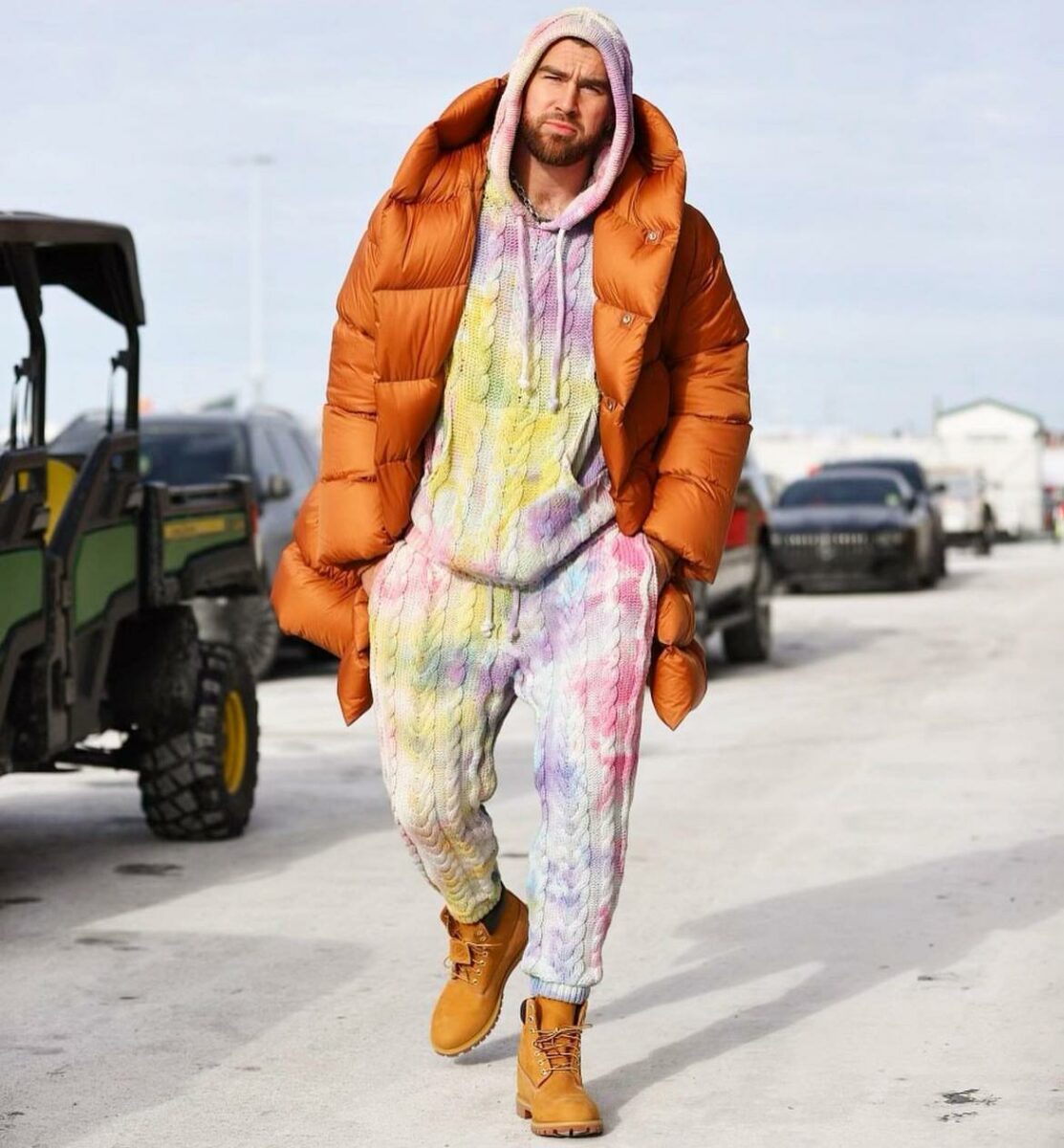 Travis Kelce con pants y chamarra