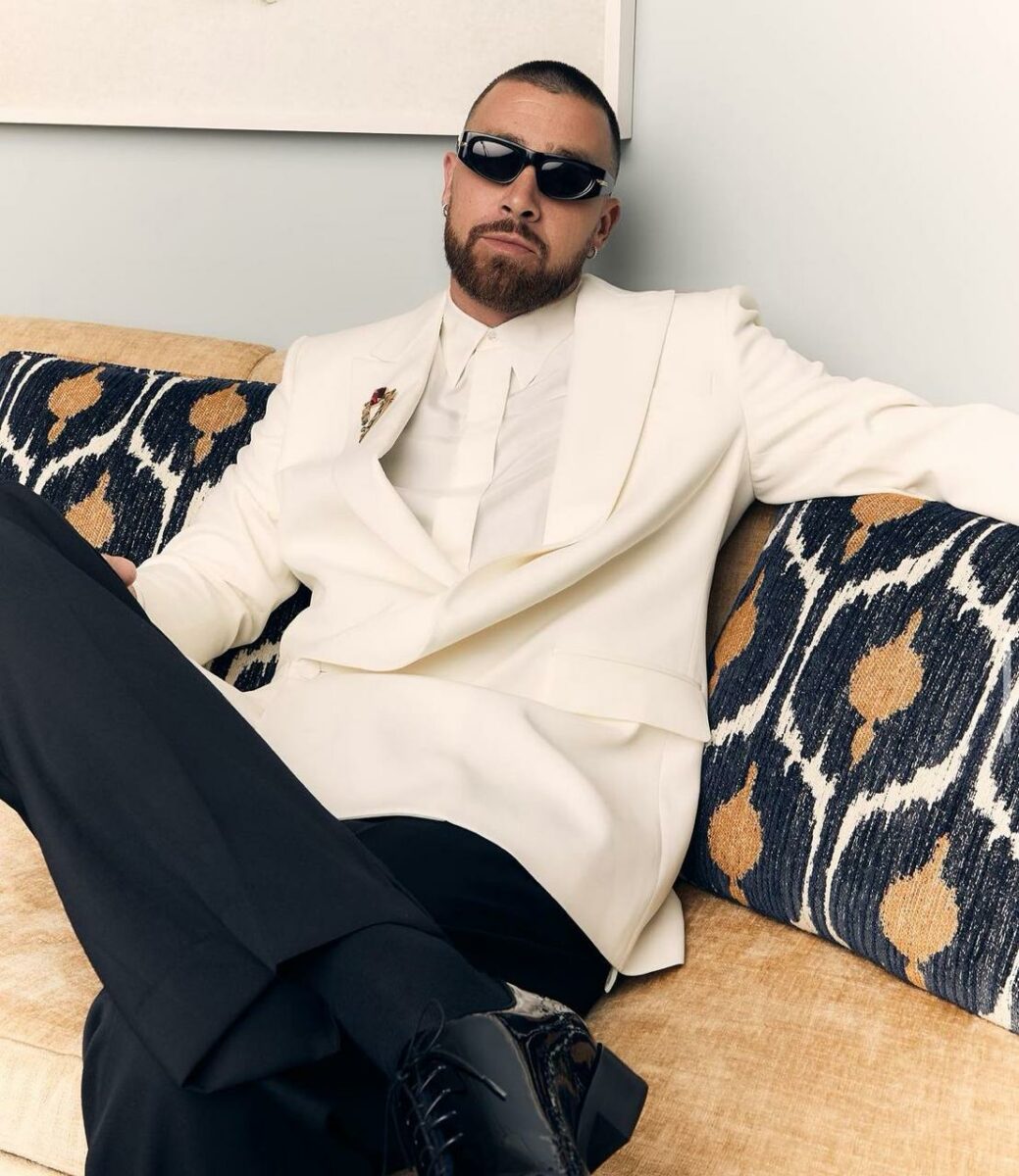 futbolista de NFL en traje