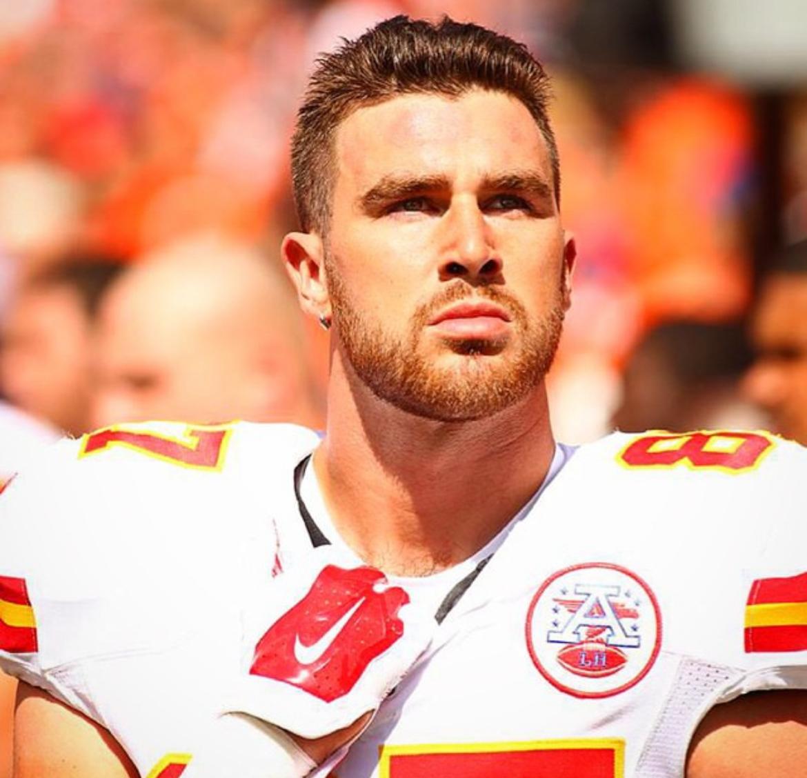 Travis Kelce futbolista en uniforma Kansas City