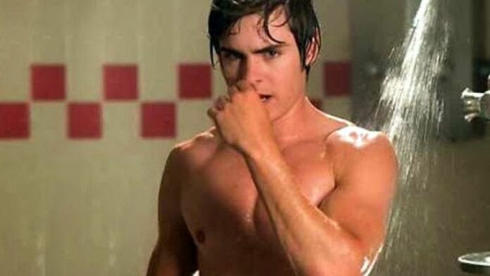 zac-efron-high-school-musical-3-en-la-ducha-mojado Zac Efron High School Musical 3 The Iron Claw sin playera musculoso