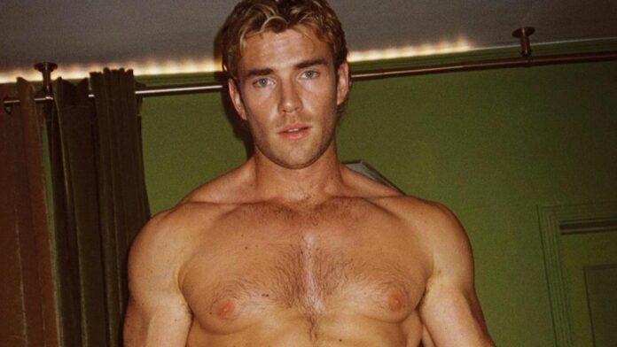 Zane Phillips actor de Fire Island Glamorous en sesión de fotos sin playera biografía Chad ropa interior pecho