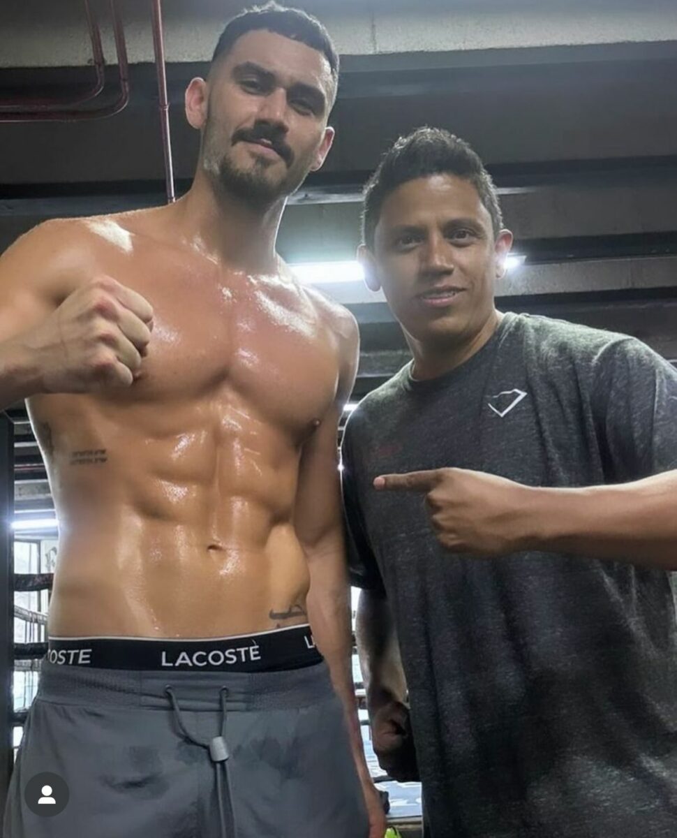 Alejandro Speitzer actor boxeo con su coach