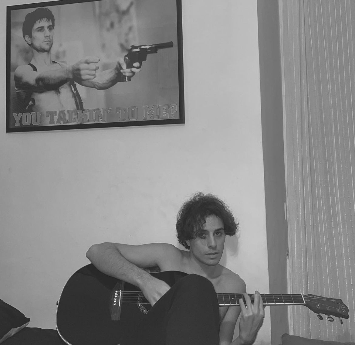 Damiano Gavino tocando guitarra