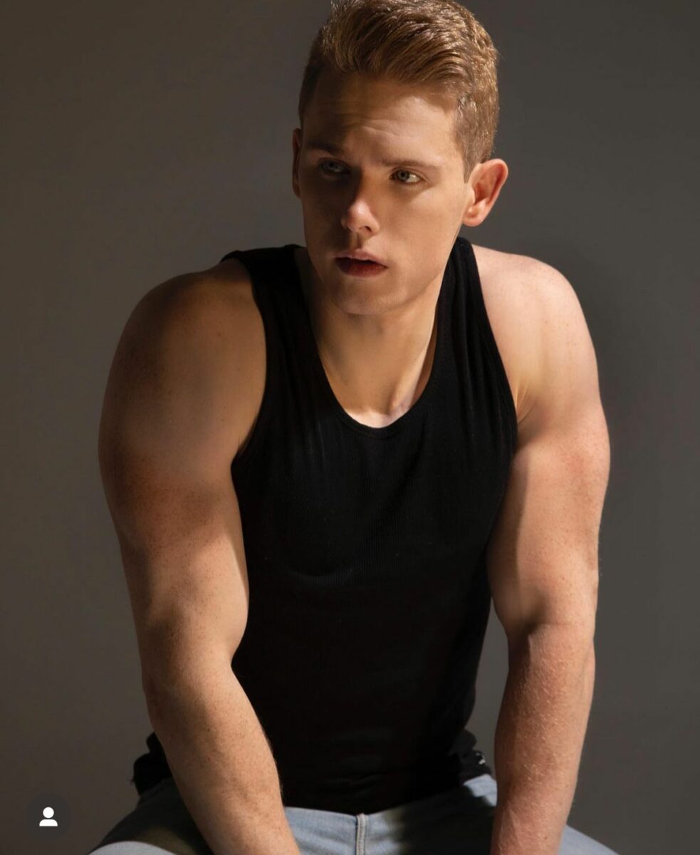 actor con playera sin mangas