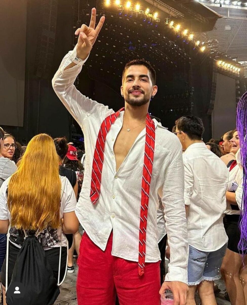 Chico con camisa blanca y corbata roja
