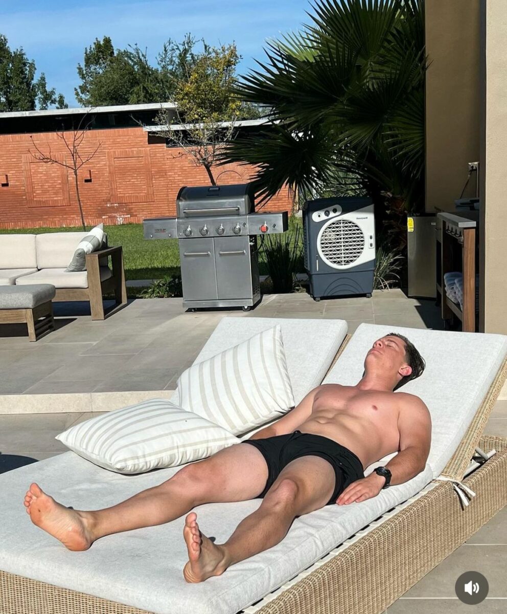 Cantante recostado sin playera