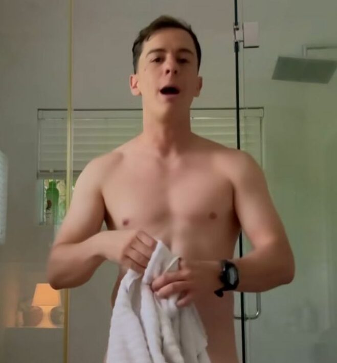 cantante sin playera fotos videos toalla baño