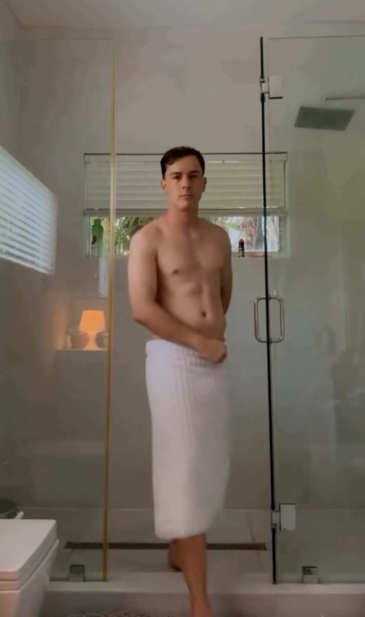 cantante sin toalla video en el baño