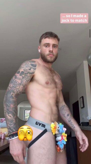 Gus Kenworthy actor en jockstrap con peluches perfil