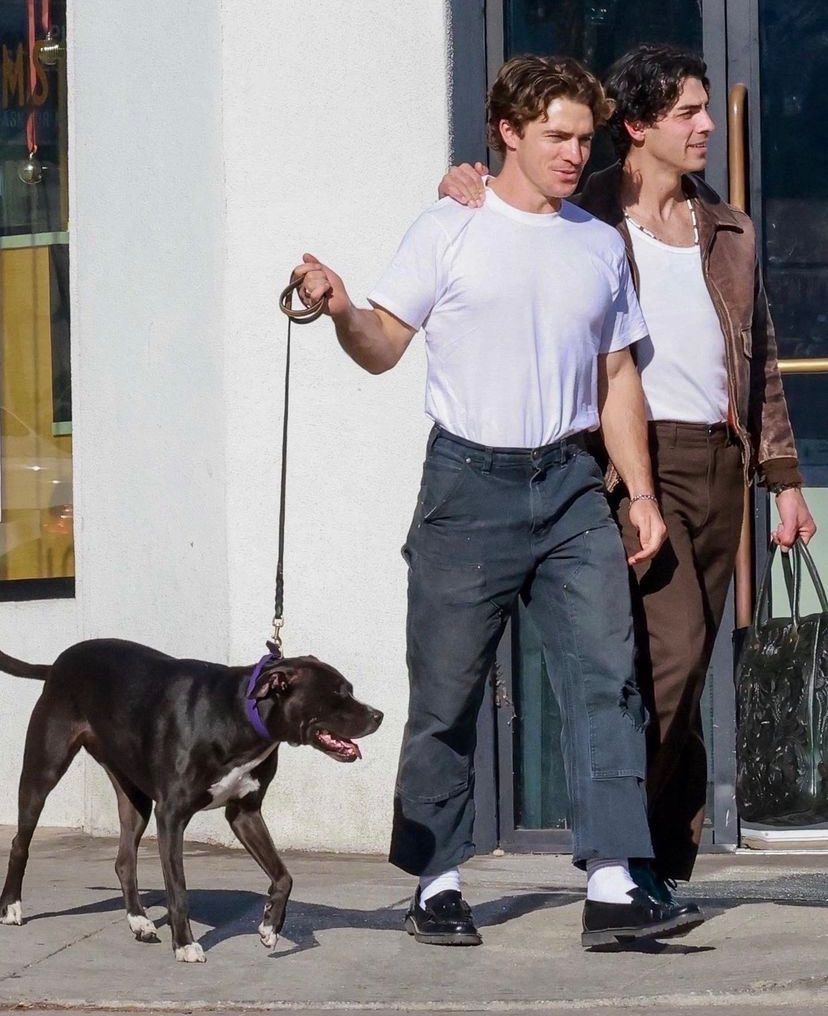 Joe Jonas y Spencer Neville abrazados