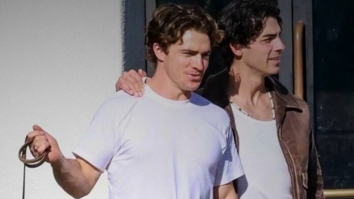 joe-jonas-spencer-neville-relacion-gay-fotos-amigos Joe Jonas y Spencer Neville relación gay abrazo amigos