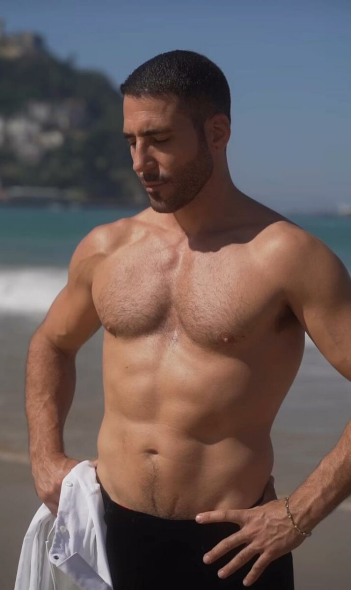 Miguel Ángel Silvestre fotos sin playera ducha video