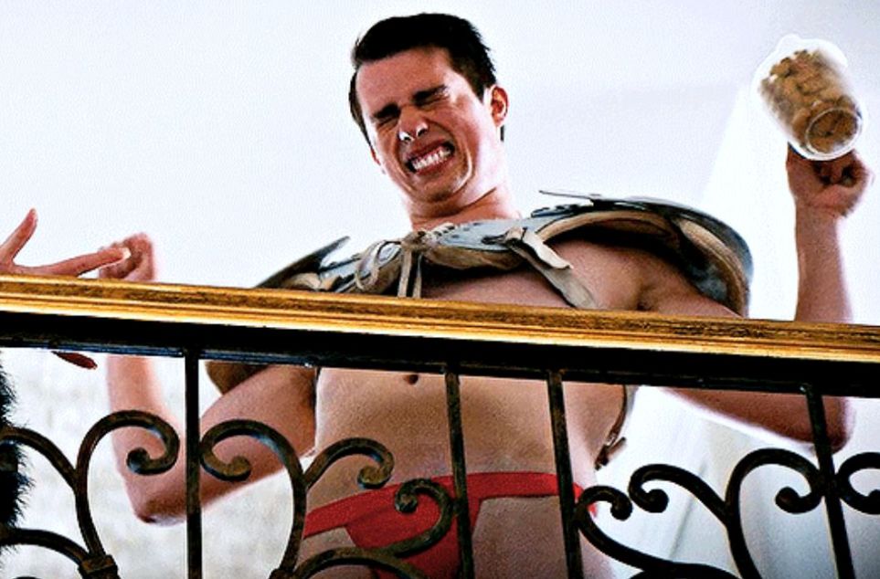 Nicholas Galitzine en tanga