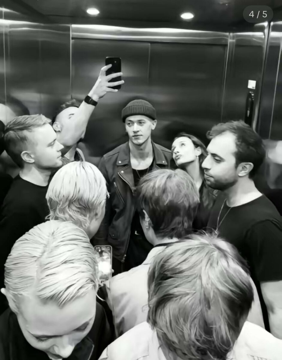 Tom Blyth con su novia