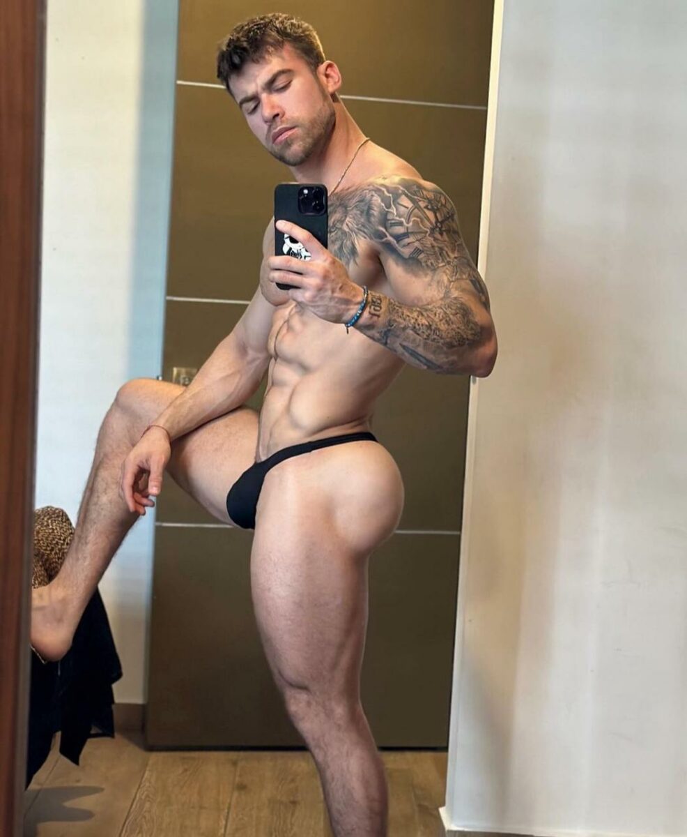 actor en ropa interior negra