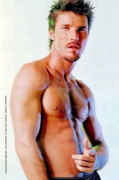 Leonardo García sin playera torso