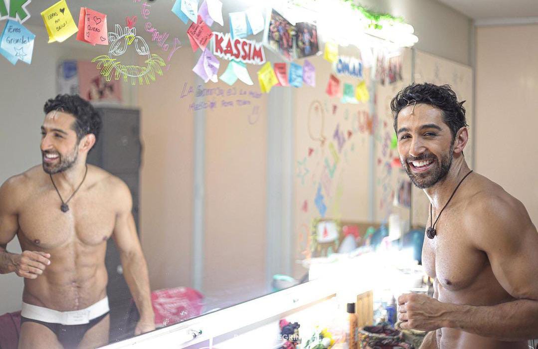 Rodrigo negrini de Aladdín famosos fotos en tanga