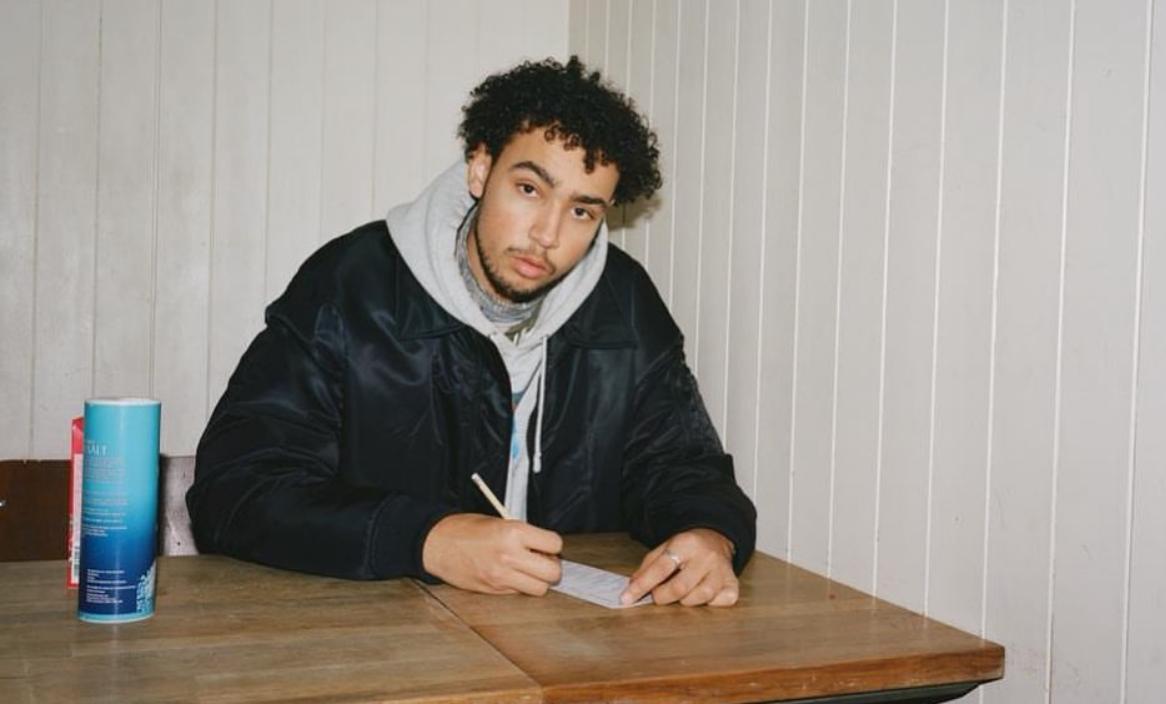 Archie Madekwe actor de saltburn sexualidad pareja gay