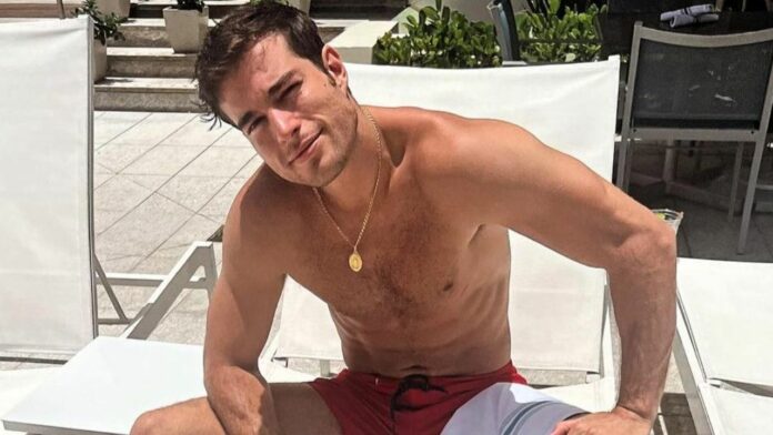 Danilo Carrera actor conductor futbolista biografía sexualidad pareja novia gay ricky martin