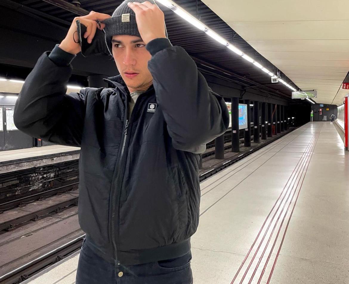 Enzo Vogrincic actor la sociedad de la nieve fotos biografía sexualidad pareja