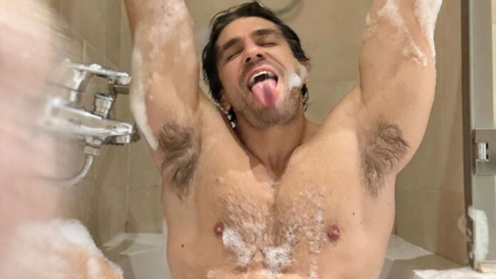 Hugo Candelas foto Instagram sin ropa ducha regadera famosos baño